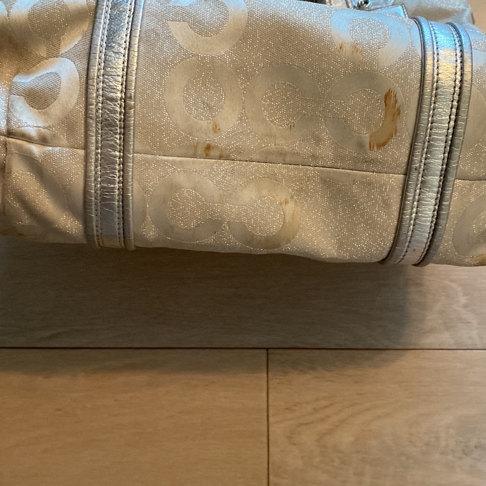 Coach authentic bag. Poor condition. Stains dust bag included - Picture 4 of 8